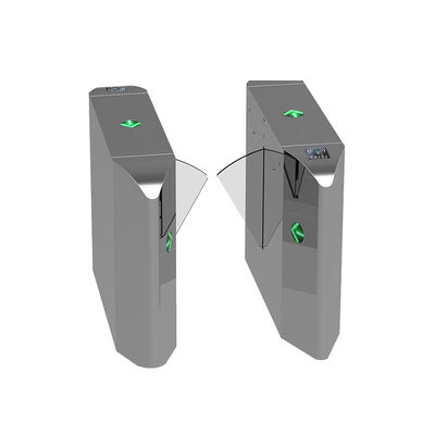 Barrera de paso con solapa de acero inoxidable 304, con una tasa de flujo de 25-30 personas/minuto y homologación CE para control de acceso seguro